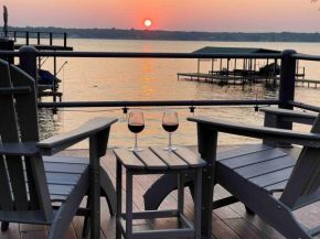 Luxurious, Tranquil, 4BR Lakefront Villa